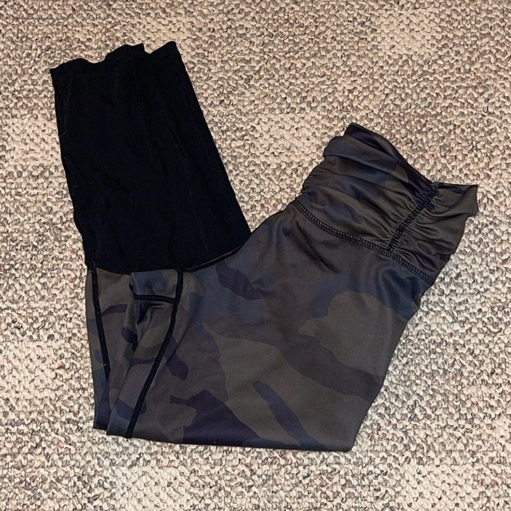 Carbon38 Camo Cropped Leggings View 2